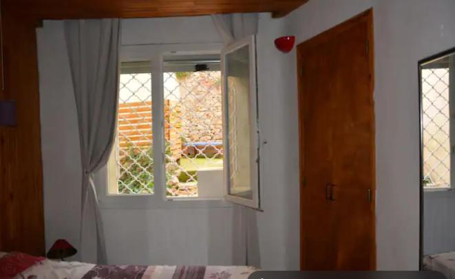 Gite Rue Tranquille Padern エクステリア 写真